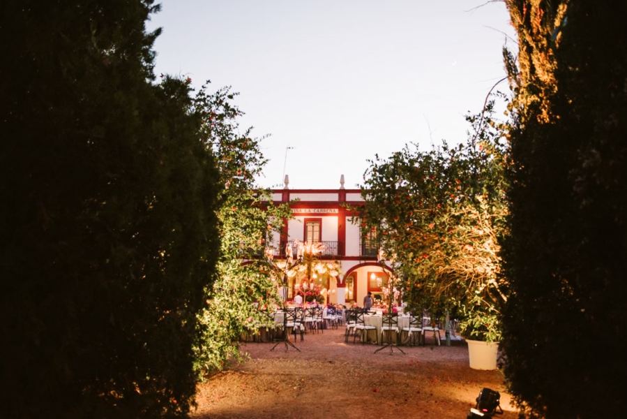 Finca La Carreña, acceso iluminado